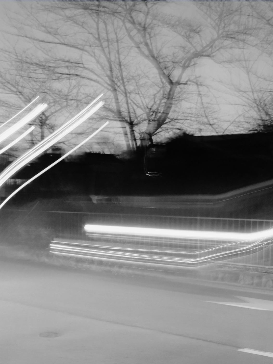 夜の道を流れる車の光の軌跡